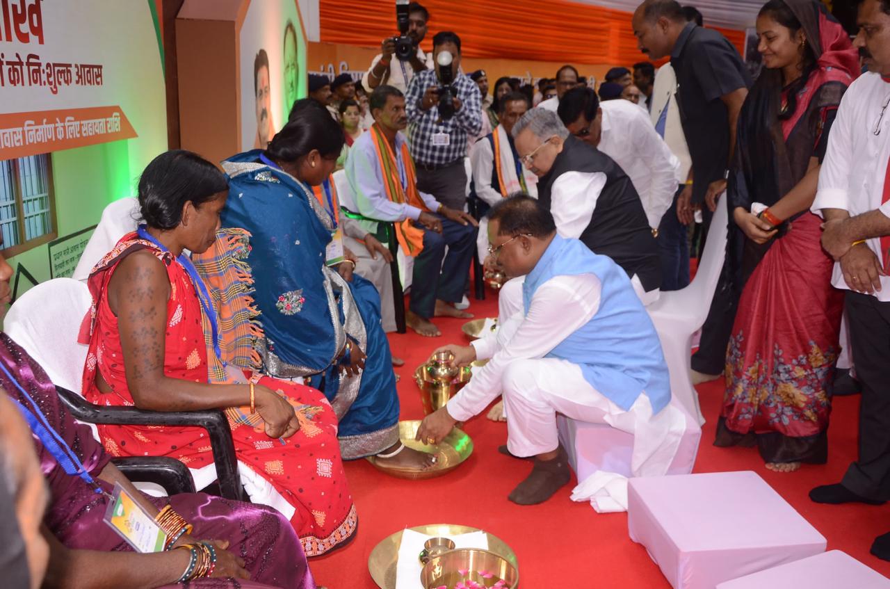 मुख्यमंत्री विष्णुदेव साय ने प्रधानमंत्री आवास योजना के हितग्राहियों के पांव पखारकर जनसेवा का दिया अद्वितीय उदाहरण 